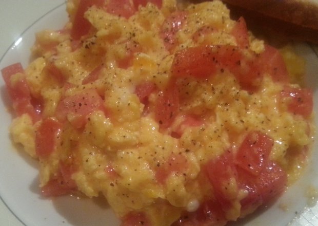 Fotografia przedstawiająca Jajecznica z pomidorami i cebulą