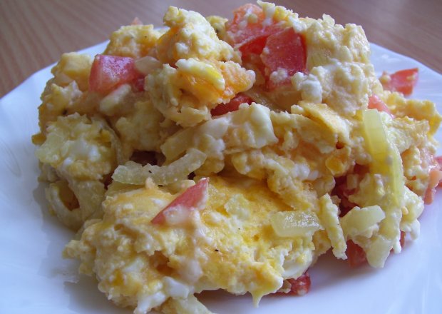 Fotografia przedstawiająca Jajecznica z pomidorami i fetą