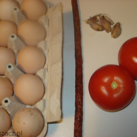 Krok 1 - Jajecznica z pomidorami i kabanosem foto