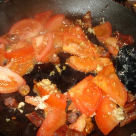 Krok 2 - Jajecznica z pomidorami i kabanosem foto