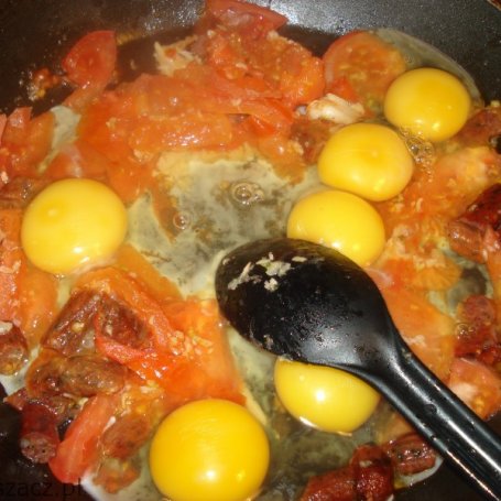 Krok 3 - Jajecznica z pomidorami i kabanosem foto