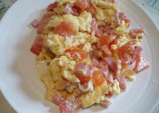 Fotografia przedstawiająca Jajecznica z pomidorami i mortadelą