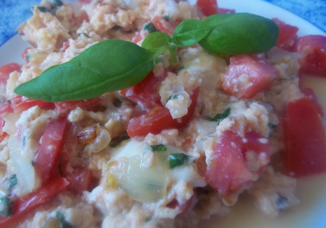Jajecznica z pomidorami i mozzarellą foto