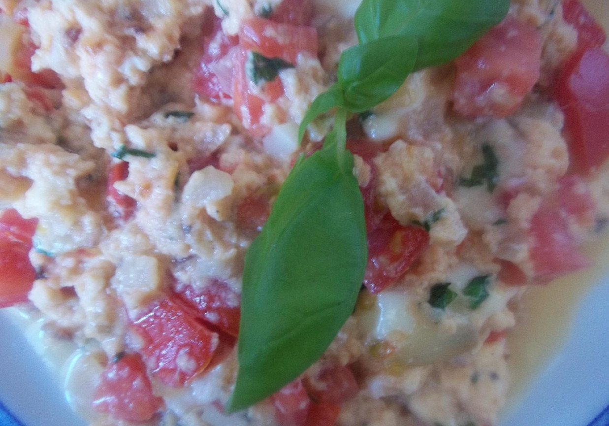 Jajecznica z pomidorami i mozzarellą foto