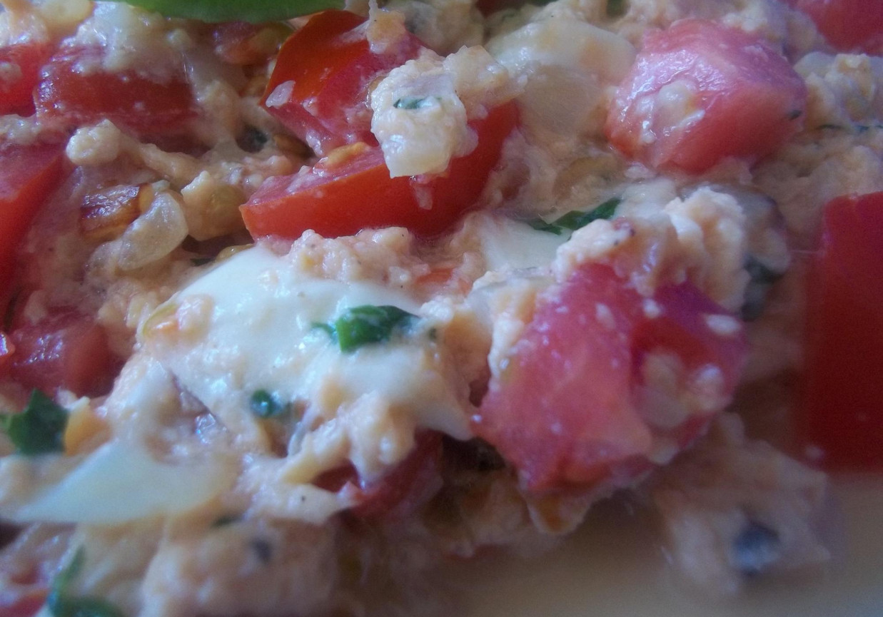 Jajecznica z pomidorami i mozzarellą foto