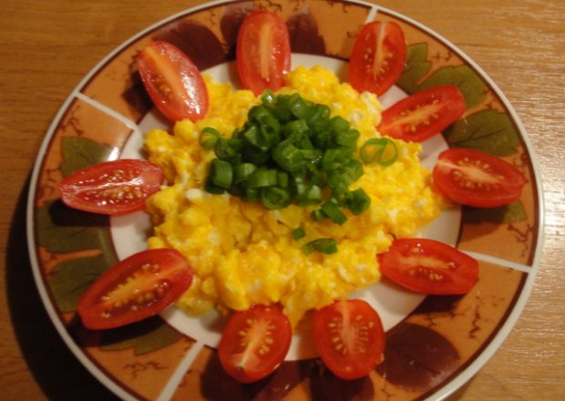 Fotografia przedstawiająca Jajecznica z pomidorami i szczypiorkiem