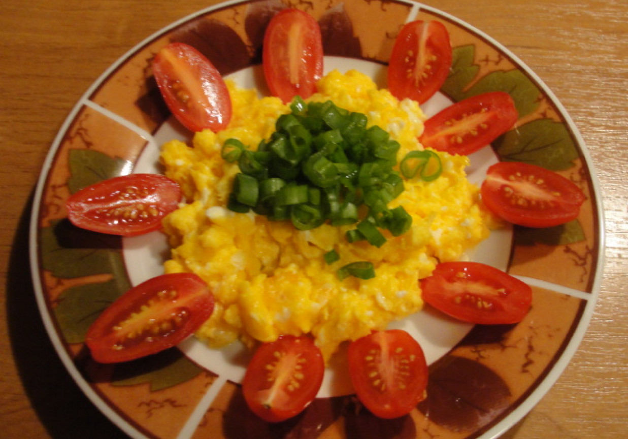 Jajecznica z pomidorami i szczypiorkiem foto