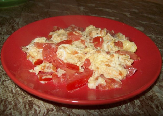 Fotografia przedstawiająca Jajecznica z pomidorami i zieloną cebulką