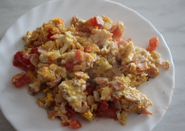 Fotografia przedstawiająca jajecznica z pomidorami, szynk i cebula