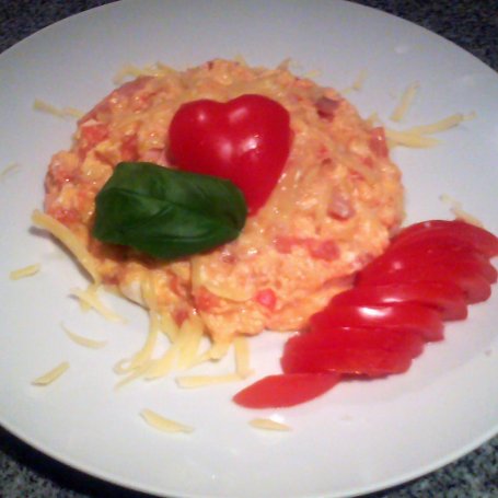 Krok 3 - Jajecznica z pomidorami szynką i serem foto