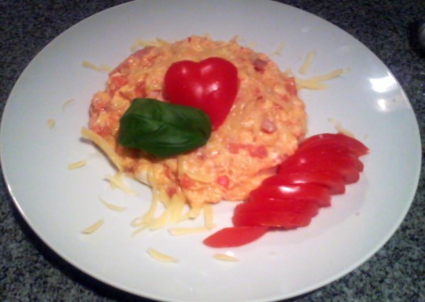 Fotografia przedstawiająca Jajecznica z pomidorami szynką i serem