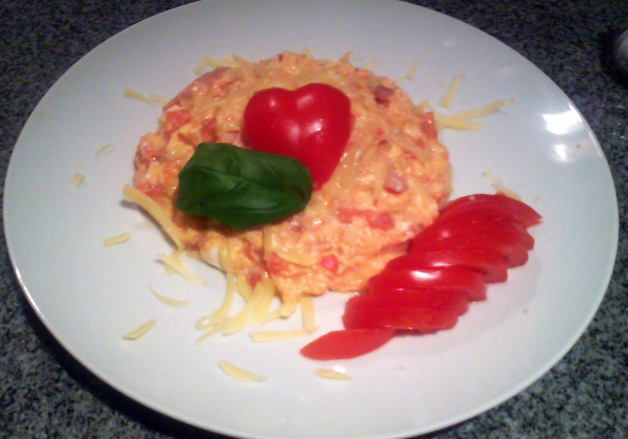 Jajecznica z pomidorami szynką i serem foto
