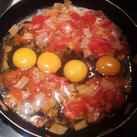 Krok 2 - Jajecznica z pomidorami szynką i serem foto