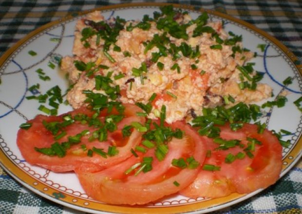 Fotografia przedstawiająca Jajecznica z pomidorami