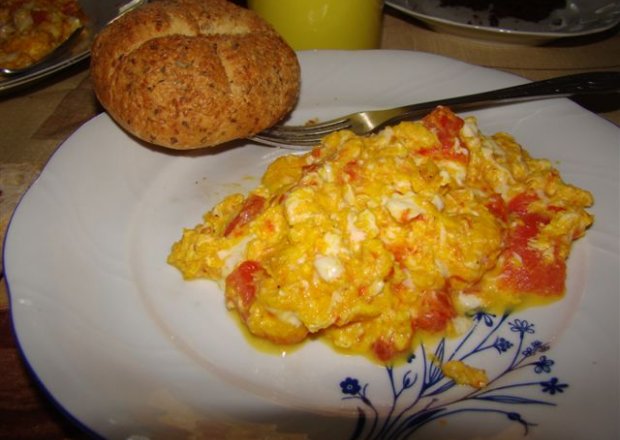Fotografia przedstawiająca Jajecznica z pomidorami