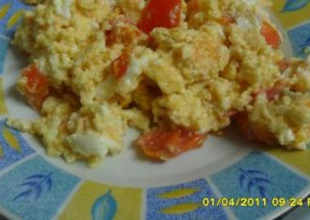 Fotografia przedstawiająca jajecznica z pomidorami