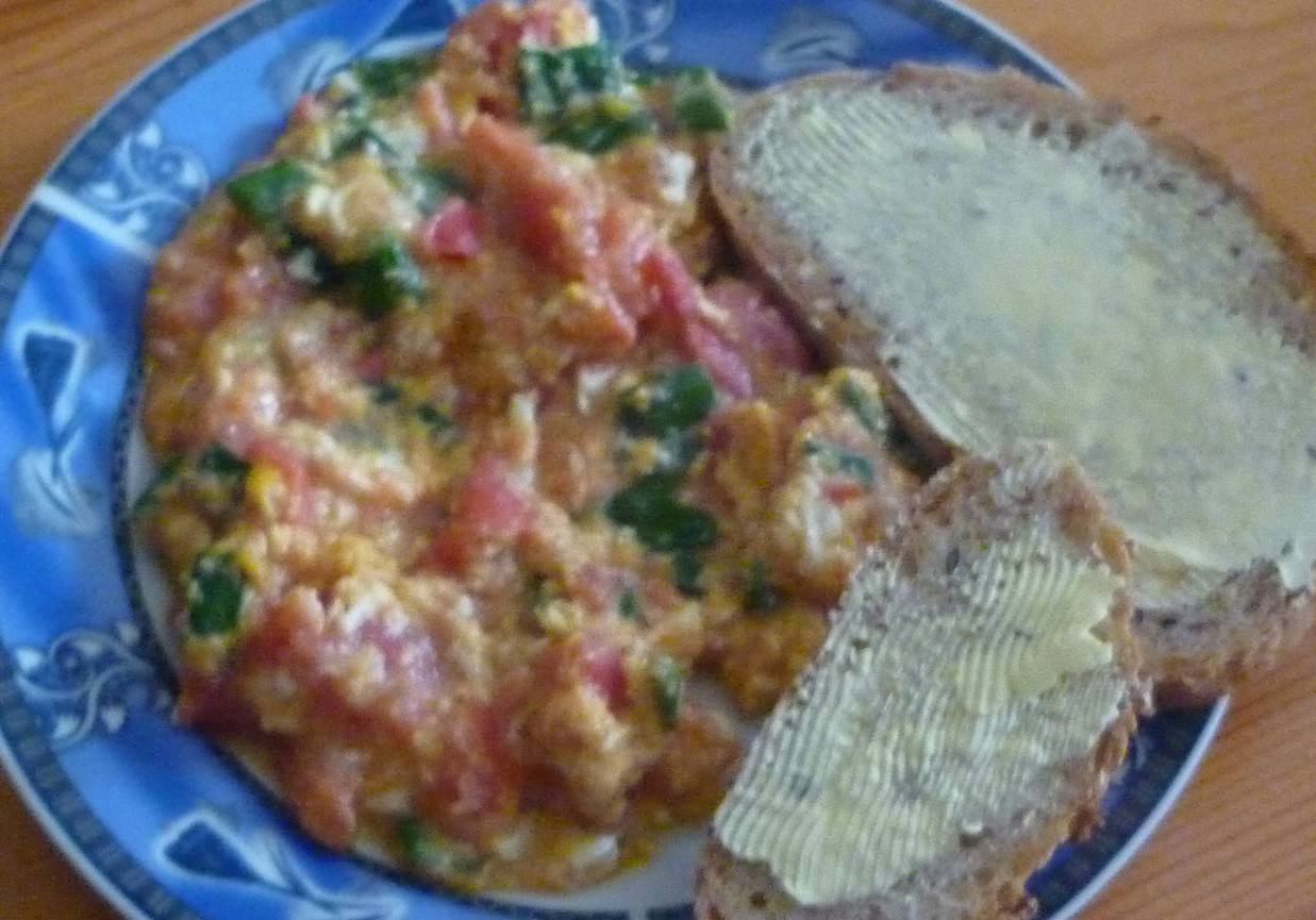 Jajecznica z pomidorami foto