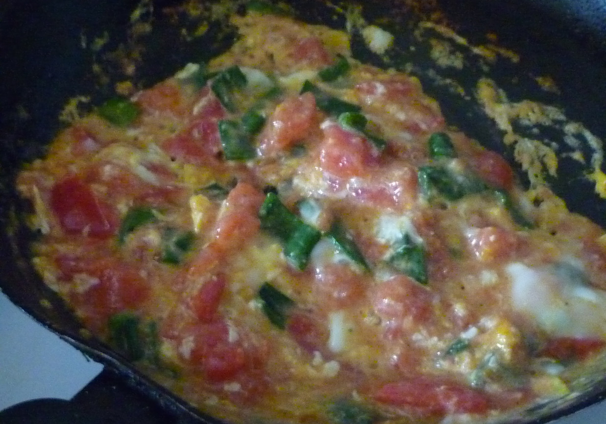 Jajecznica z pomidorami foto