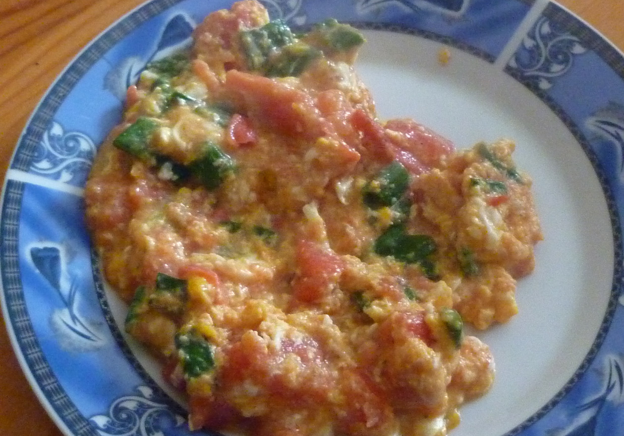 Jajecznica z pomidorami foto