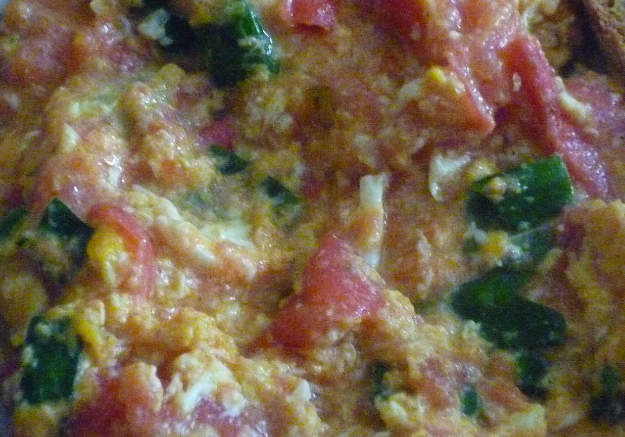 Jajecznica z pomidorami foto