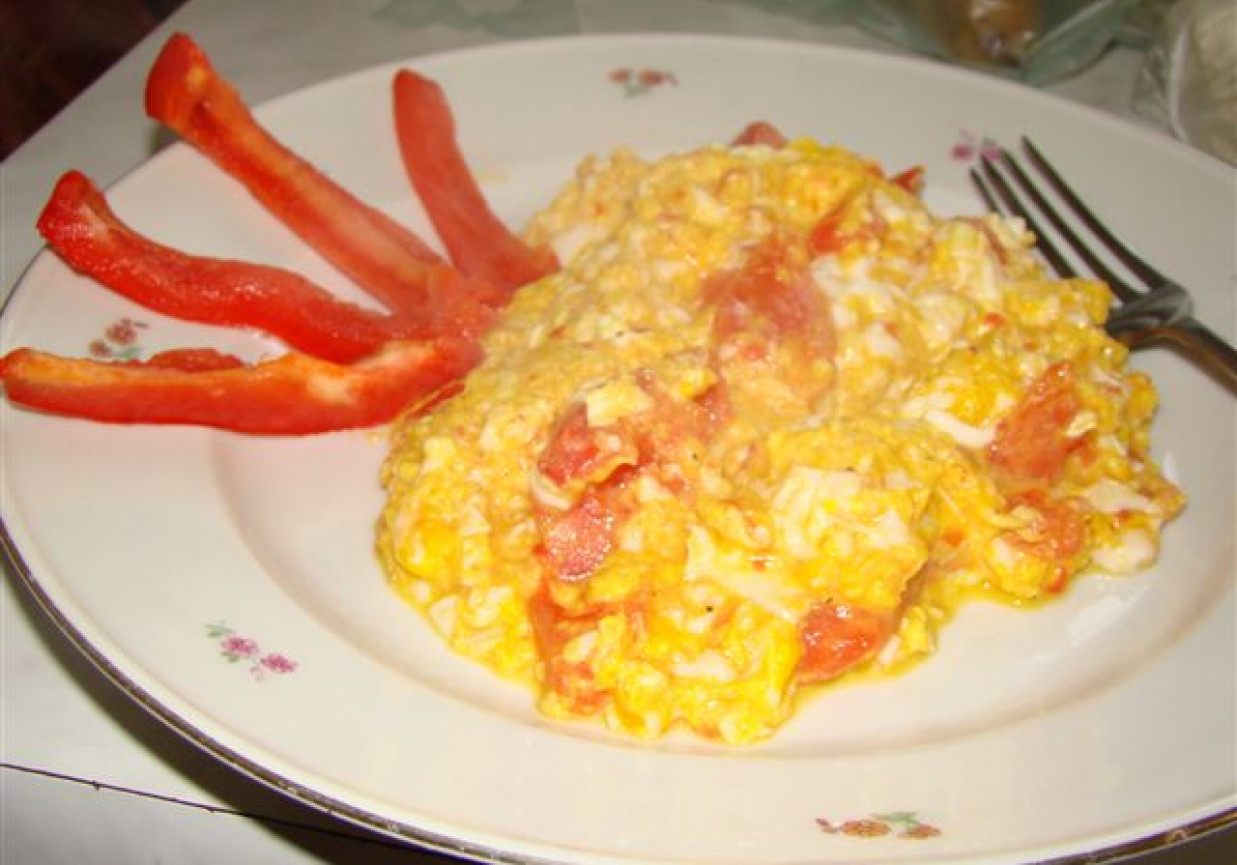 Jajecznica z pomidorami foto