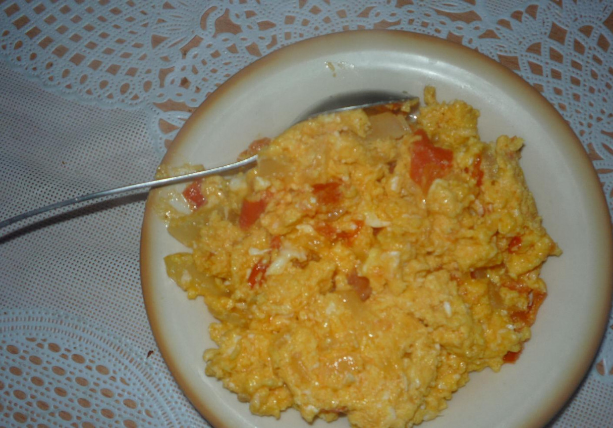 Jajecznica z pomidorami foto