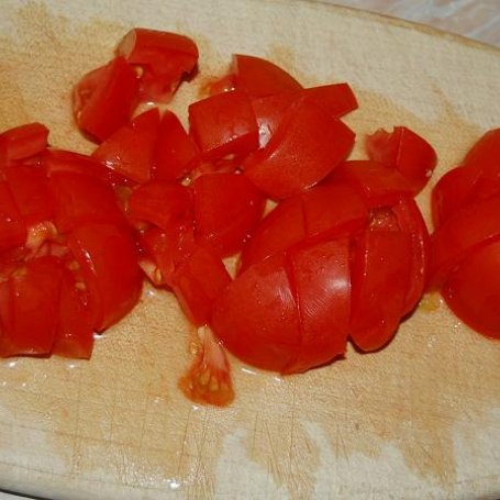 Krok 2 - jajecznica z pomidorami,kiełbaską i cebulką foto