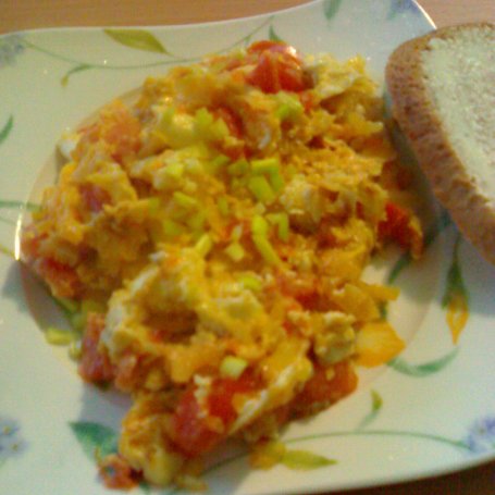 Krok 3 - Jajecznica z pomidorem i cebulką foto