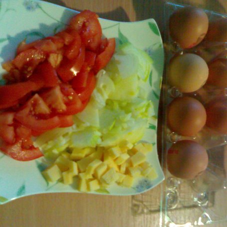 Krok 1 - Jajecznica z pomidorem i cebulką foto