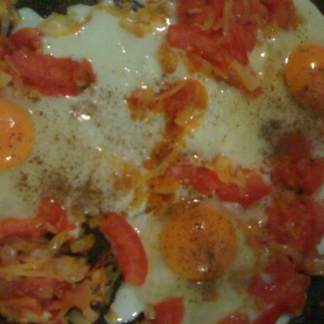 Krok 2 - Jajecznica z pomidorem i cebulką foto