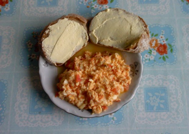 Fotografia przedstawiająca Jajecznica z pomidorem i serem mozarella