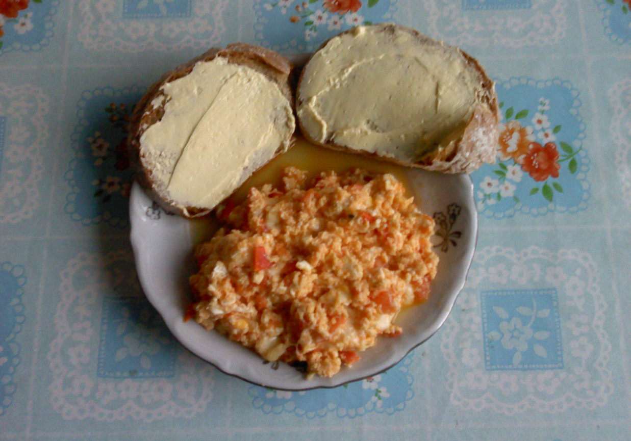 Jajecznica z pomidorem i serem mozarella foto