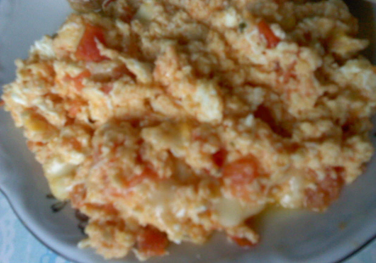 Jajecznica z pomidorem i serem mozarella foto