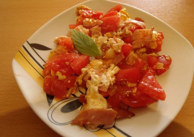 Fotografia przedstawiająca Jajecznica z pomidorem