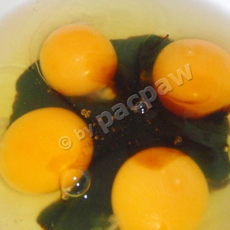 Krok 2 - Jajecznica z salami i czerwoną cebulką foto