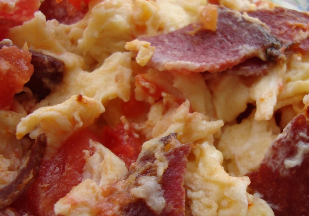 Jajecznica z salami i pomidorem foto
