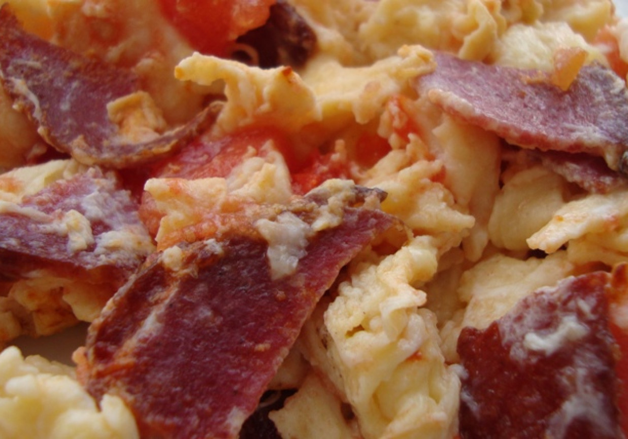 Jajecznica z salami i pomidorem foto