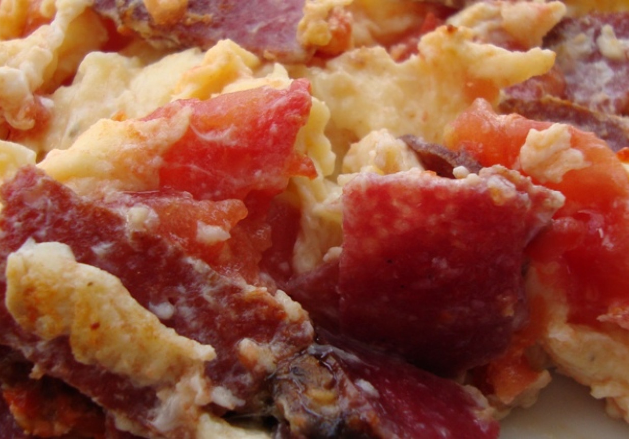 Jajecznica z salami i pomidorem foto