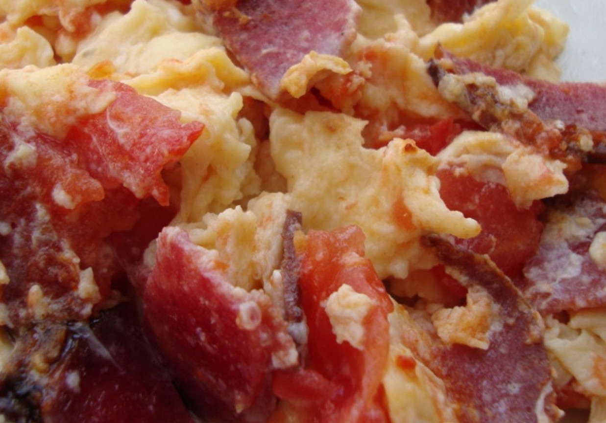 Jajecznica z salami i pomidorem foto