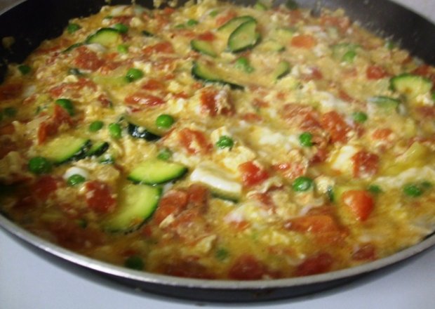 Fotografia przedstawiająca Jajecznica z salami i z warzywami