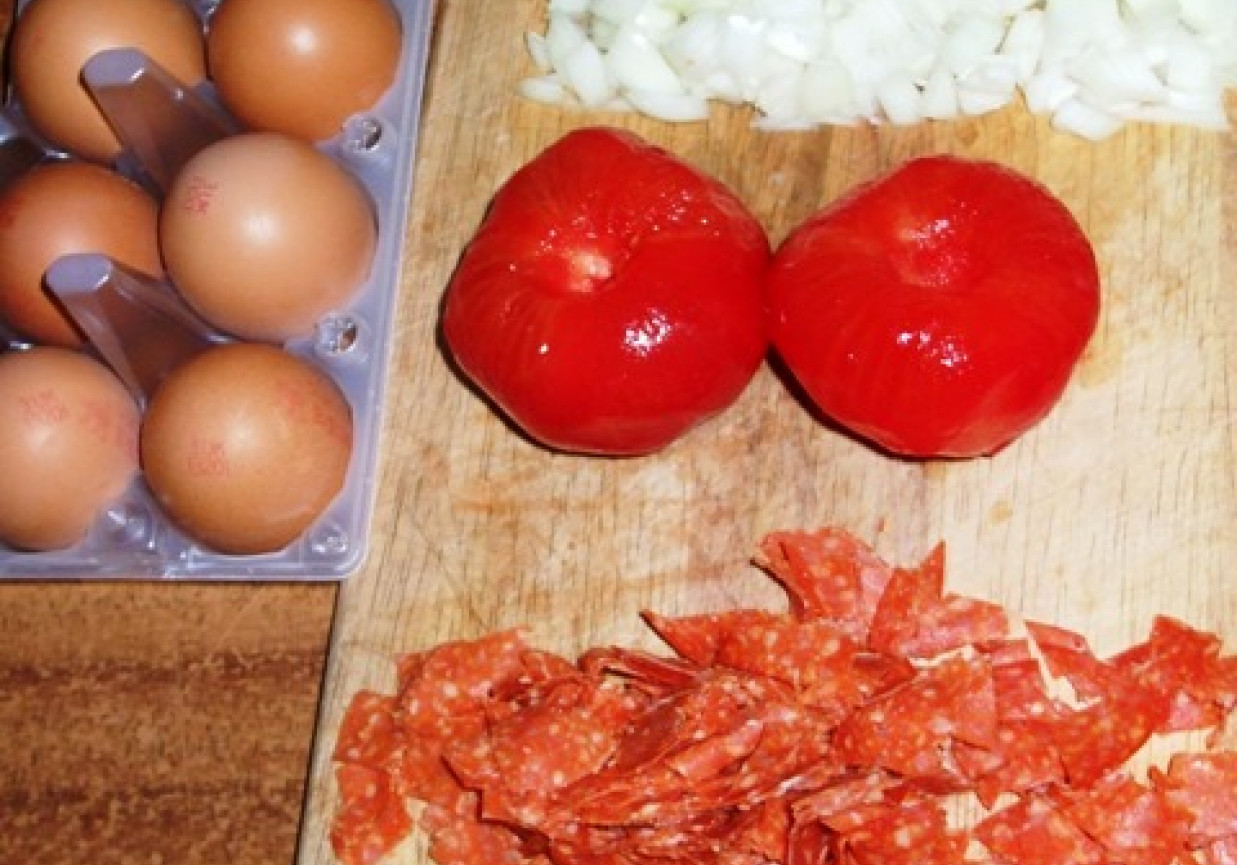 Jajecznica z salami i z warzywami foto