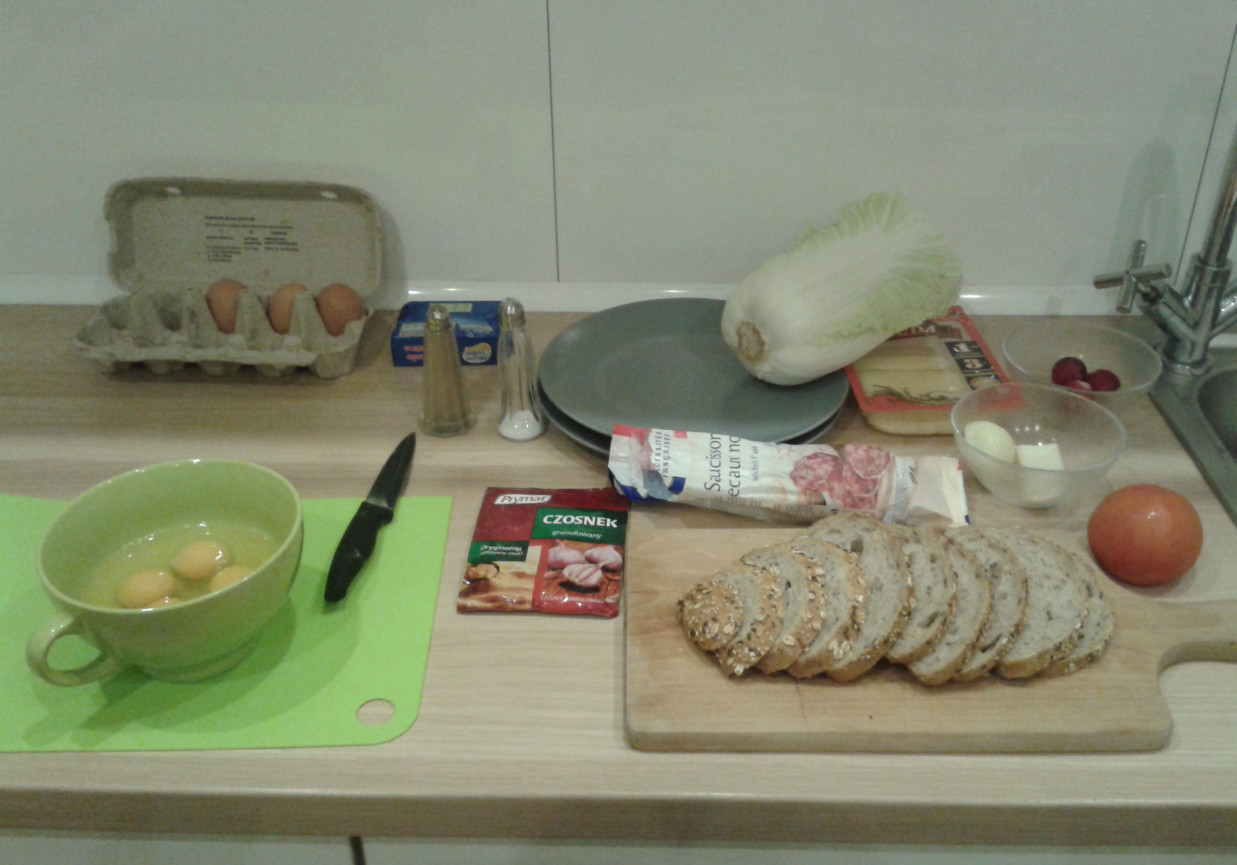 Jajecznica z salami, żółtym serem i cebulką foto