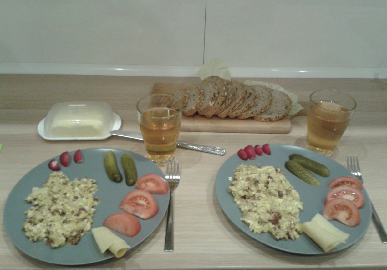 Jajecznica z salami, żółtym serem i cebulką foto
