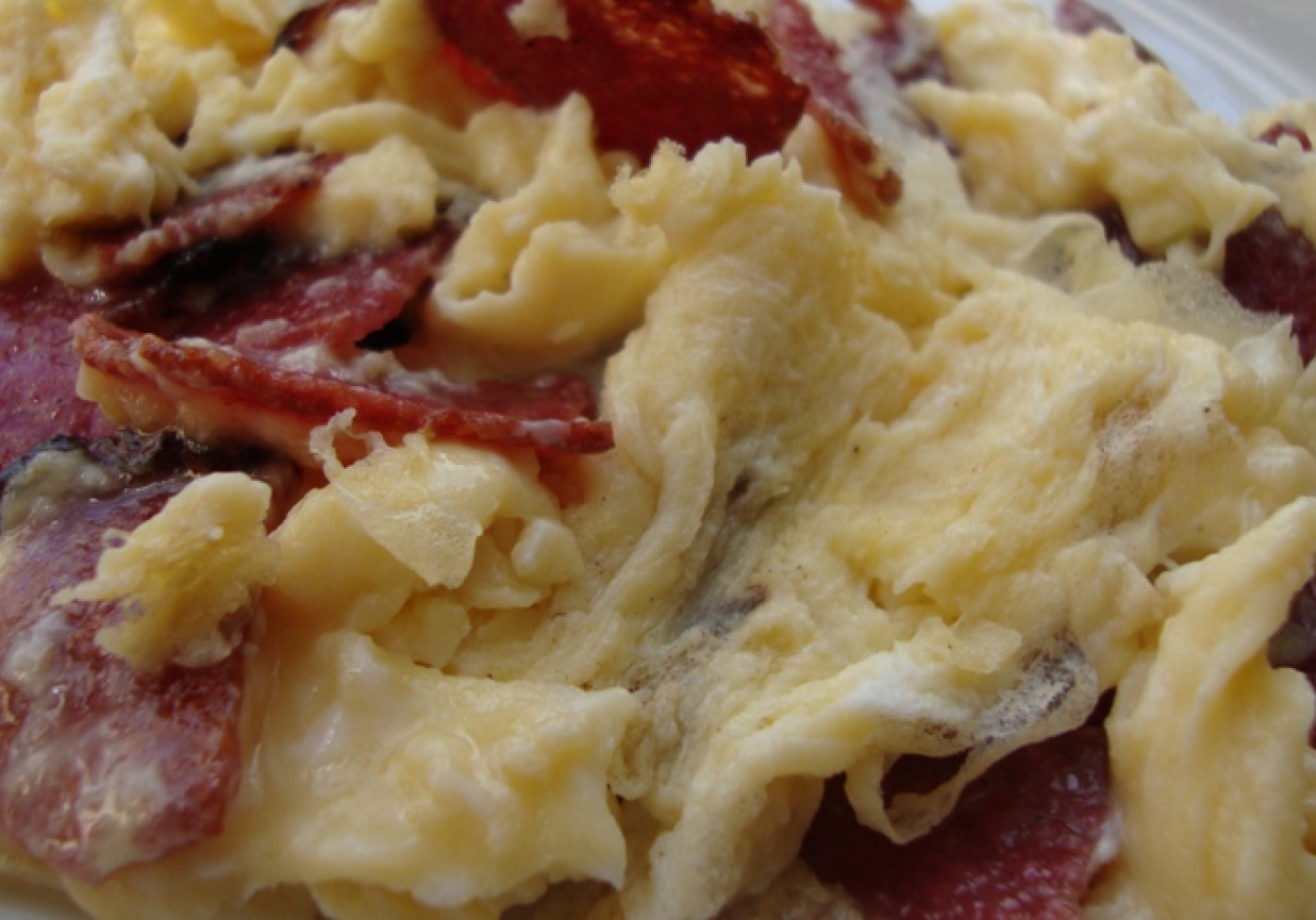 Jajecznica z salami foto