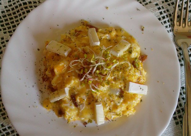 Fotografia przedstawiająca Jajecznica z serem camembert i kiełkami rzodkiewki