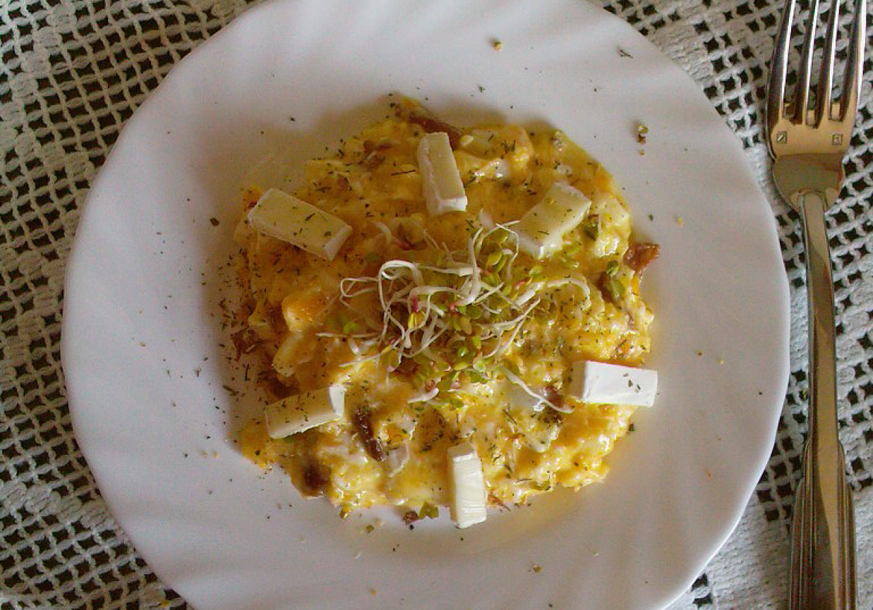 Jajecznica z serem camembert i kiełkami rzodkiewki foto
