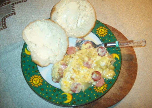 Fotografia przedstawiająca Jajecznica z serem i parówkami