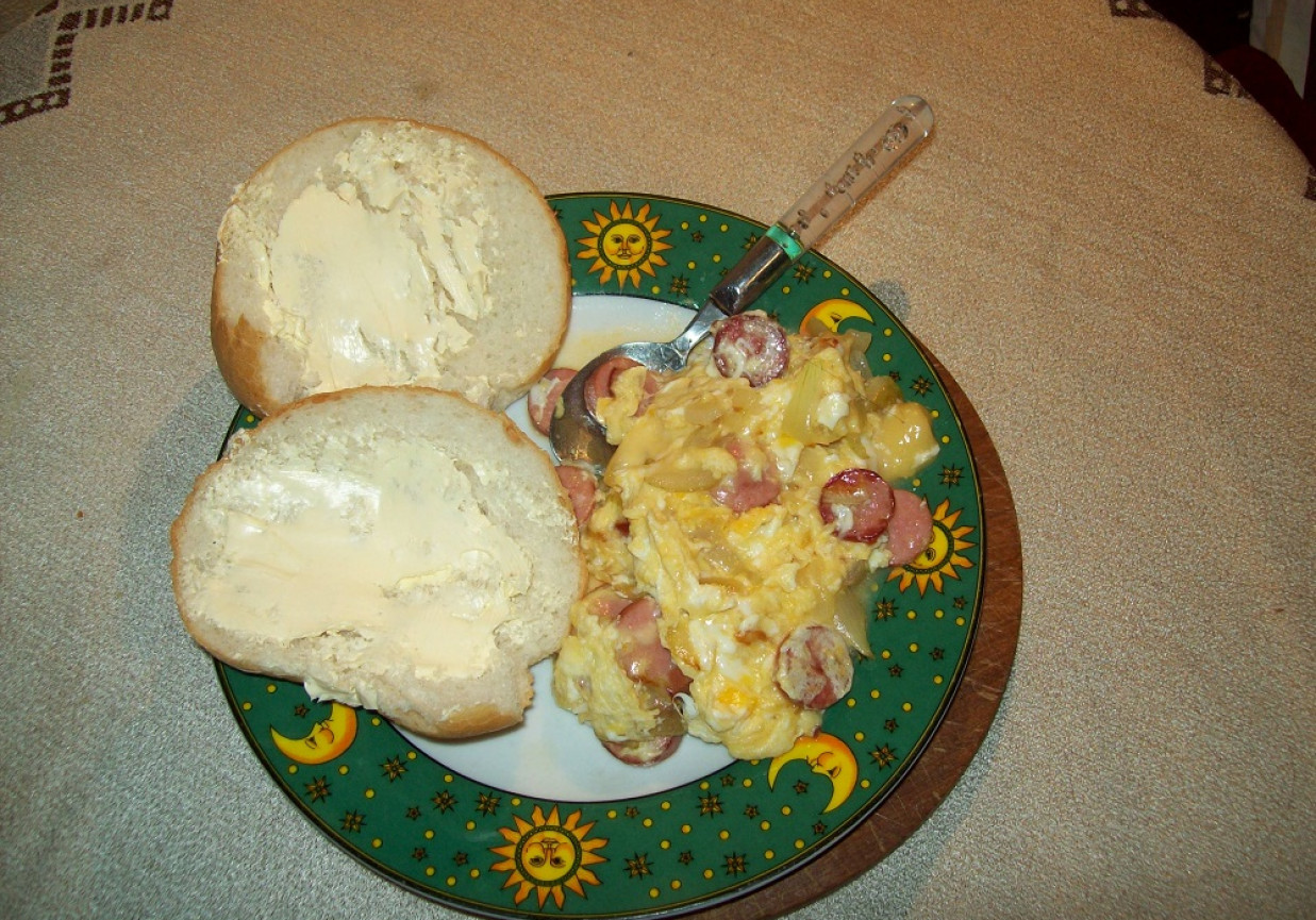 Jajecznica z serem i parówkami foto