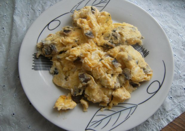 Fotografia przedstawiająca Jajecznica z serem i pieczarkami