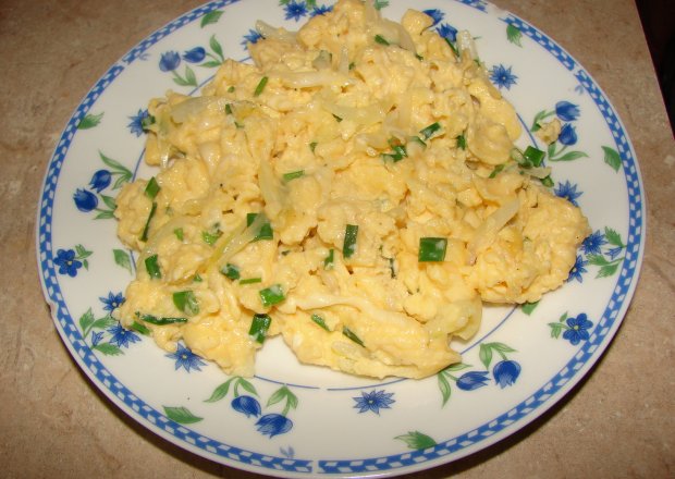 Fotografia przedstawiająca Jajecznica z serem i szczypiorkiem